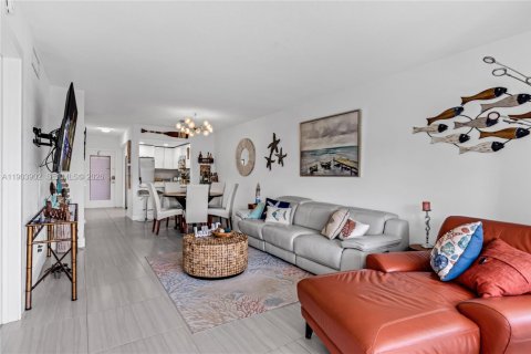 Condo in Hallandale Beach, Florida, 2 bedrooms № 2267586 - photo 6