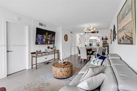 Condo in Hallandale Beach, Florida, 2 bedrooms № 2267586 - photo 7