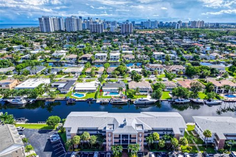 Condo in Hallandale Beach, Florida, 2 bedrooms № 2267586 - photo 25