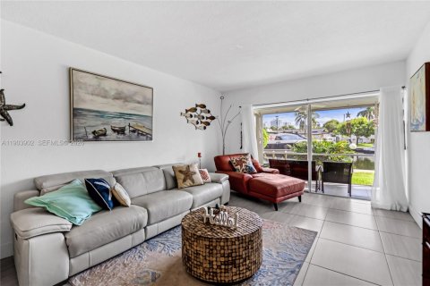 Condo in Hallandale Beach, Florida, 2 bedrooms № 2267586 - photo 4