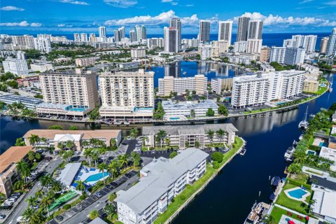 Condo in Hallandale Beach, Florida, 2 bedrooms № 2267586 - photo 28