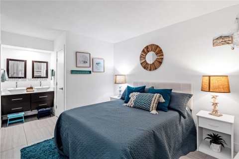 Condo in Hallandale Beach, Florida, 2 bedrooms № 2267586 - photo 16