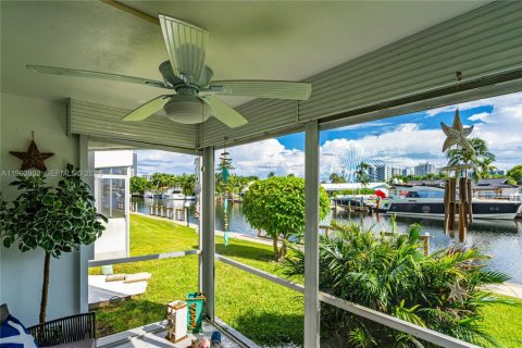 Condo in Hallandale Beach, Florida, 2 bedrooms № 2267586 - photo 2