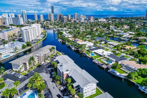 Condo in Hallandale Beach, Florida, 2 bedrooms № 2267586 - photo 27