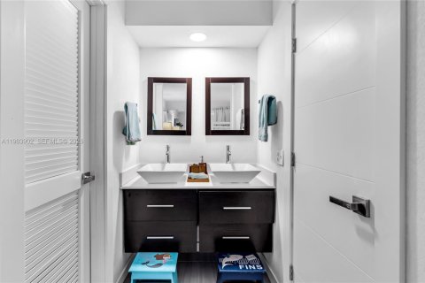 Condo in Hallandale Beach, Florida, 2 bedrooms № 2267586 - photo 17
