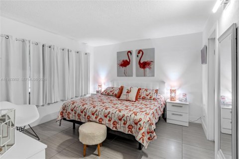 Condo in Hallandale Beach, Florida, 2 bedrooms № 2267586 - photo 9