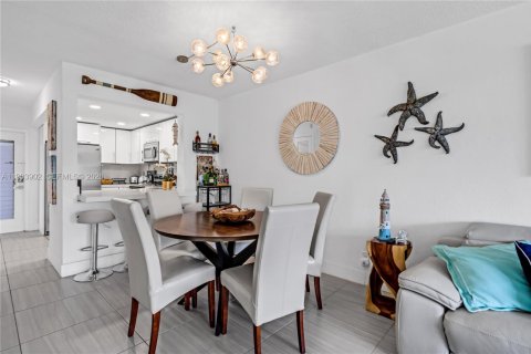 Condo in Hallandale Beach, Florida, 2 bedrooms № 2267586 - photo 8
