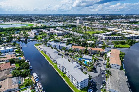 Condo in Hallandale Beach, Florida, 2 bedrooms № 2267586 - photo 29