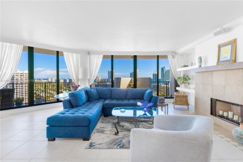 Condo in Hallandale Beach, Florida, 2 bedrooms № 2058898 - photo 13