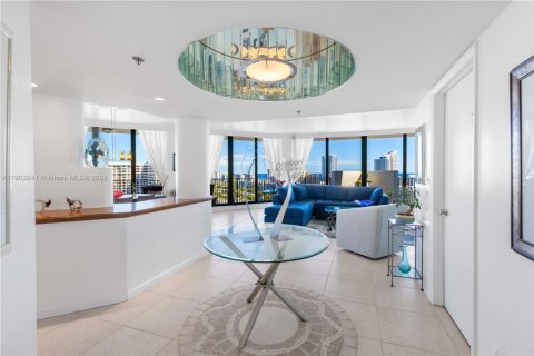 Condo in Hallandale Beach, Florida, 2 bedrooms № 2058898 - photo 10