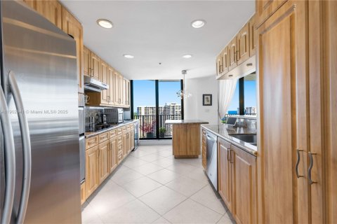 Condo in Hallandale Beach, Florida, 2 bedrooms № 2058898 - photo 24