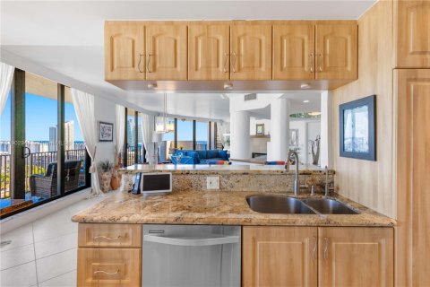 Condo in Hallandale Beach, Florida, 2 bedrooms № 2058898 - photo 25