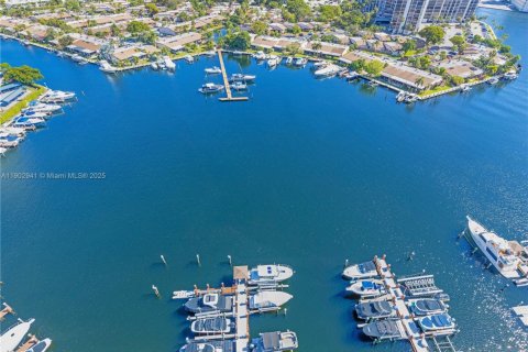 Condo in Hallandale Beach, Florida, 2 bedrooms № 2058898 - photo 7