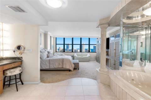 Condo in Hallandale Beach, Florida, 2 bedrooms № 2058898 - photo 28