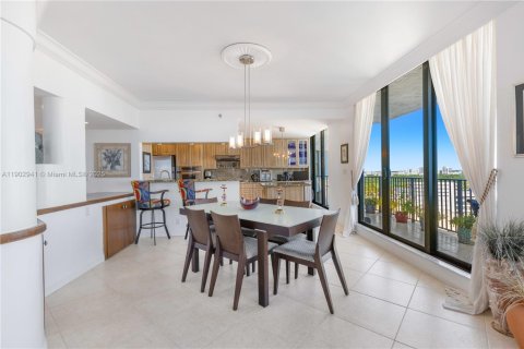 Condo in Hallandale Beach, Florida, 2 bedrooms № 2058898 - photo 19