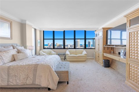Condo in Hallandale Beach, Florida, 2 bedrooms № 2058898 - photo 29