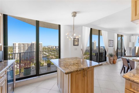 Condo in Hallandale Beach, Florida, 2 bedrooms № 2058898 - photo 26