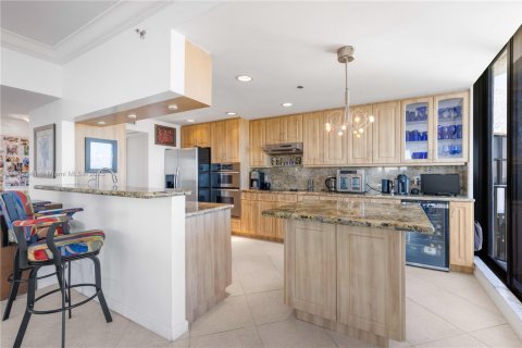 Condo in Hallandale Beach, Florida, 2 bedrooms № 2058898 - photo 23
