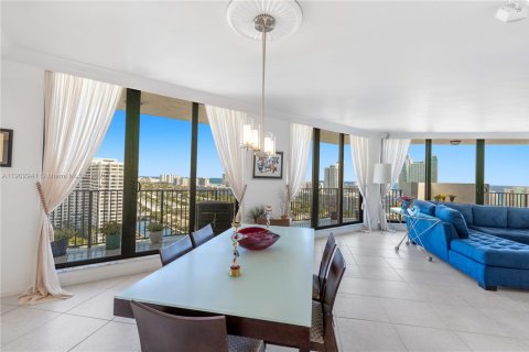 Condo in Hallandale Beach, Florida, 2 bedrooms № 2058898 - photo 22