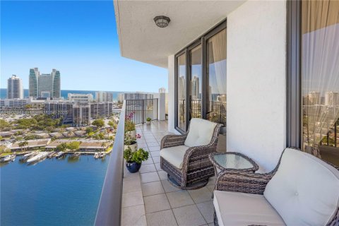 Condo in Hallandale Beach, Florida, 2 bedrooms № 2058898 - photo 9