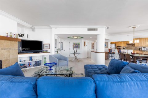 Condo in Hallandale Beach, Florida, 2 bedrooms № 2058898 - photo 12