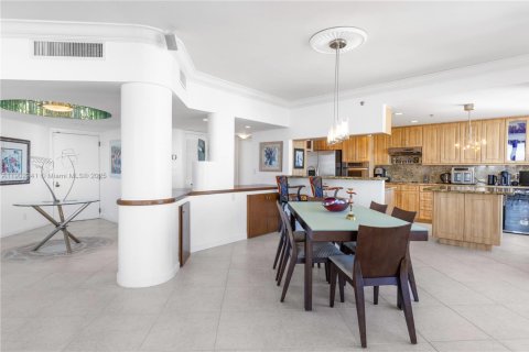 Condo in Hallandale Beach, Florida, 2 bedrooms № 2058898 - photo 18