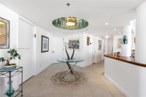Condo in Hallandale Beach, Florida, 2 bedrooms № 2058898 - photo 11