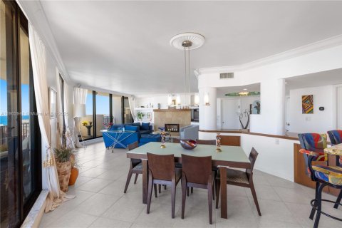Condo in Hallandale Beach, Florida, 2 bedrooms № 2058898 - photo 21