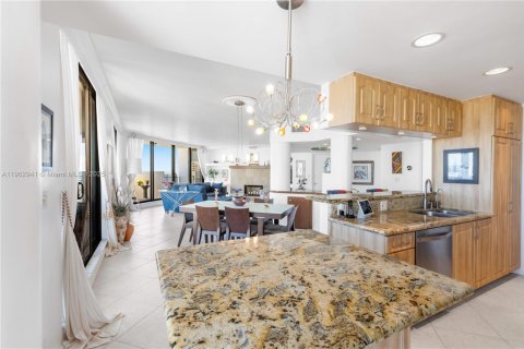 Condo in Hallandale Beach, Florida, 2 bedrooms № 2058898 - photo 27