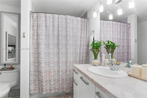 Condo in Miami, Florida, 1 bedroom  № 1860507 - photo 15