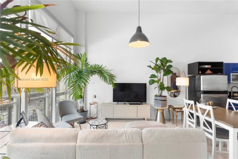 Condo in Miami, Florida, 1 bedroom  № 1860507 - photo 11
