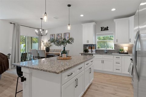 House in Weeki Wachee, Florida 4 bedrooms, 172.43 sq.m. № 2431886 - photo 14