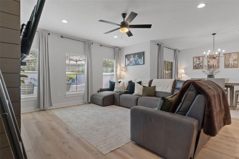 House in Weeki Wachee, Florida 4 bedrooms, 172.43 sq.m. № 2431886 - photo 8