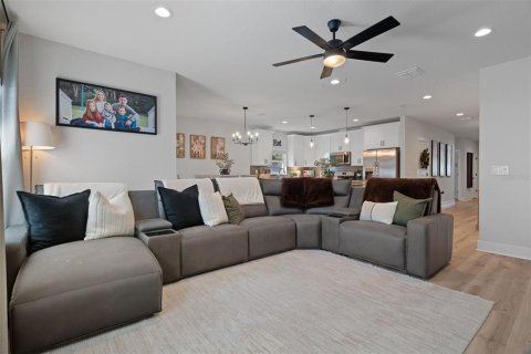 House in Weeki Wachee, Florida 4 bedrooms, 172.43 sq.m. № 2431886 - photo 10