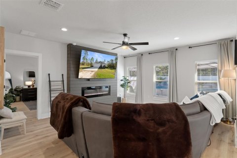 House in Weeki Wachee, Florida 4 bedrooms, 172.43 sq.m. № 2431886 - photo 9