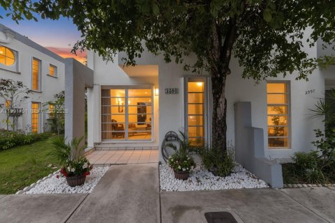 Купить таунхаус в Майами, Флорида 6 комнат, 108.6м2, № 2056647 - фото 10