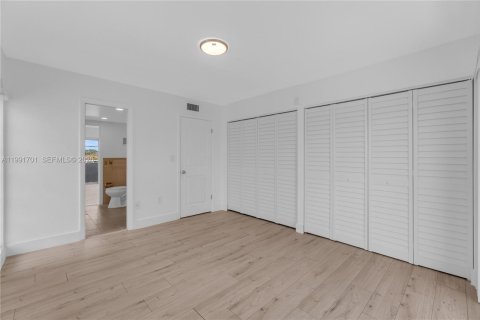 Купить таунхаус в Майами, Флорида 6 комнат, 108.6м2, № 2056647 - фото 26