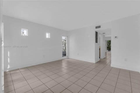 Купить таунхаус в Майами, Флорида 6 комнат, 108.6м2, № 2056647 - фото 14