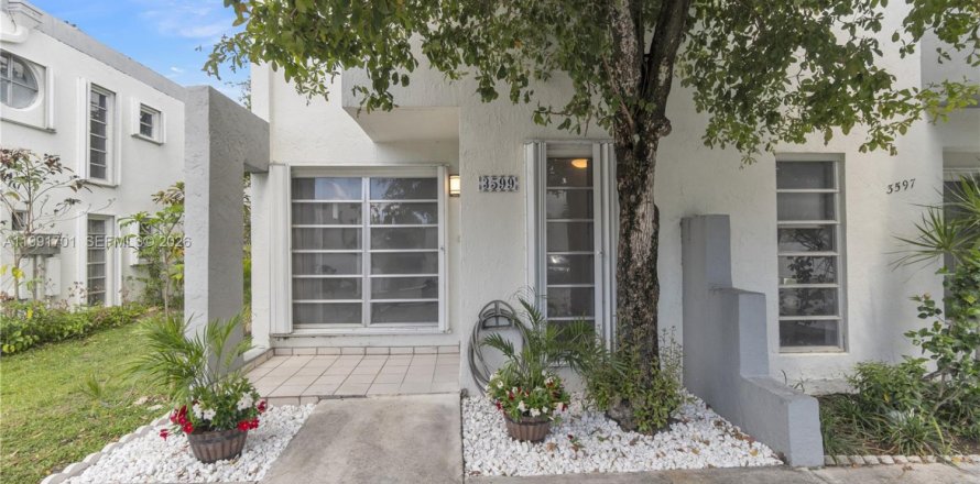 Таунхаус в Майами, Флорида 6 комнат, 108.6м2 № 2056647