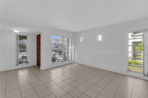 Купить таунхаус в Майами, Флорида 6 комнат, 108.6м2, № 2056647 - фото 12