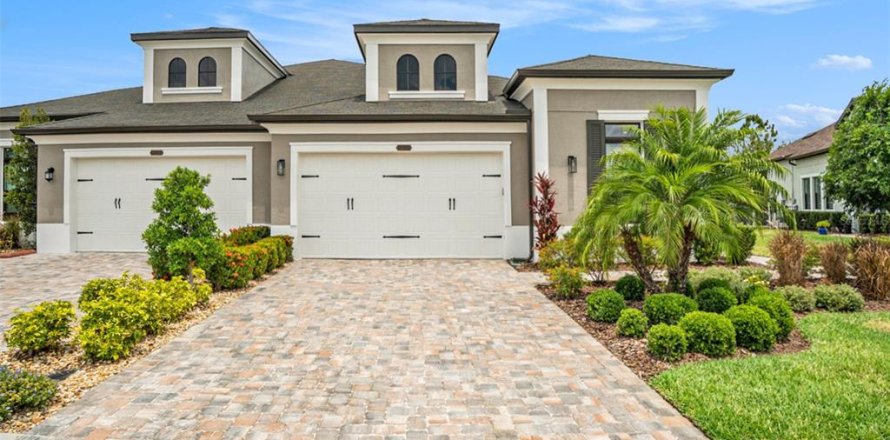House in Wesley Chapel, Florida 3 bedrooms, 210.8 sq.m. № 1681226