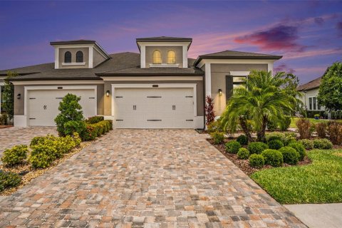House in Wesley Chapel, Florida 3 bedrooms, 210.8 sq.m. № 1681226 - photo 2