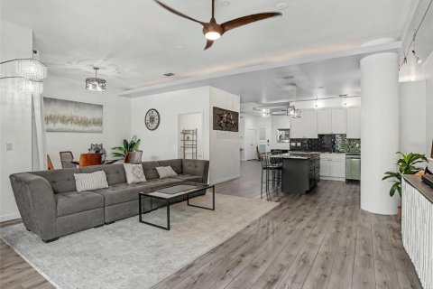 Condo in Orlando, Florida, 3 bedrooms № 2094497 - photo 2