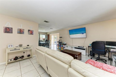 House in North Port, Florida 3 bedrooms, 124.86 sq.m. № 1591370 - photo 7