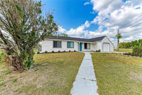 House in North Port, Florida 3 bedrooms, 124.86 sq.m. № 1591370 - photo 1