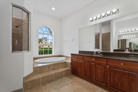 House in Sarasota, Florida 3 bedrooms, 340.21 sq.m. № 2273282 - photo 27