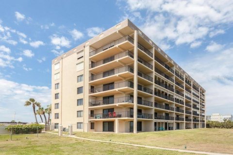 Condo in Cocoa Beach, Florida, 3 bedrooms  № 1579231 - photo 1