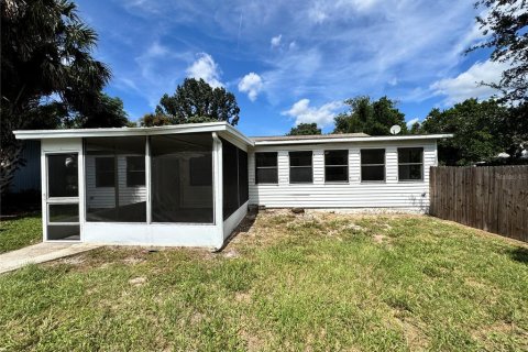 House in Sorrento, Florida 3 bedrooms, 183.76 sq.m. № 2391563 - photo 12
