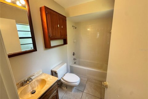 House in Sorrento, Florida 3 bedrooms, 183.76 sq.m. № 2391563 - photo 10