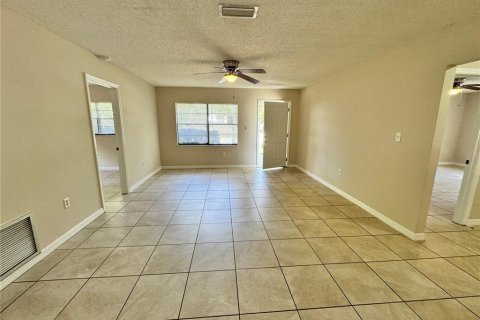 House in Sorrento, Florida 3 bedrooms, 183.76 sq.m. № 2391563 - photo 2